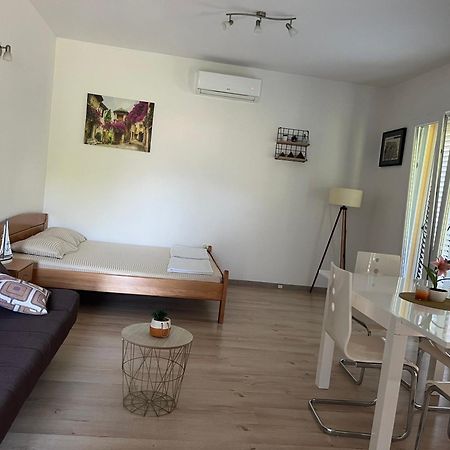 Apartman Iskra Apartment Bijela Bagian luar foto