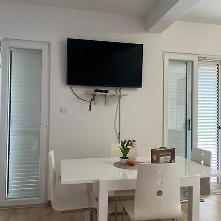 Apartman Iskra Apartment Bijela Bagian luar foto