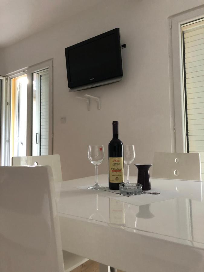 Apartman Iskra Apartment Bijela Bagian luar foto