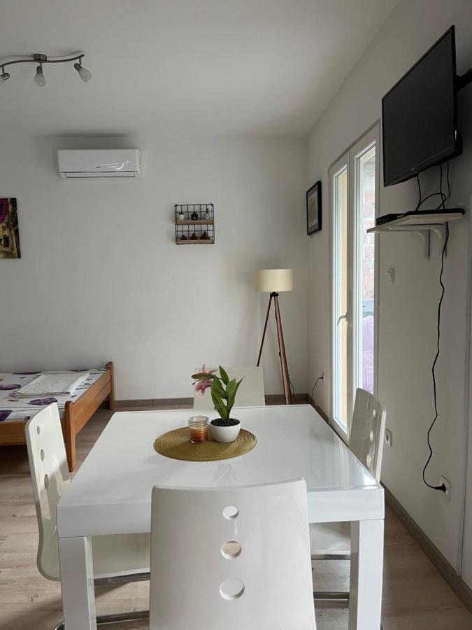 Apartman Iskra Apartment Bijela Bagian luar foto