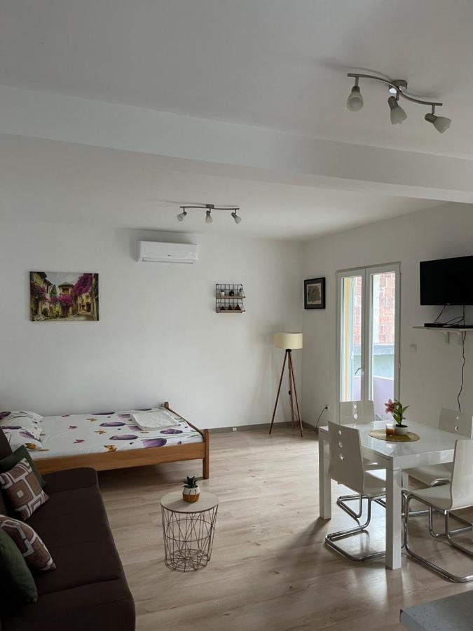 Apartman Iskra Apartment Bijela Bagian luar foto