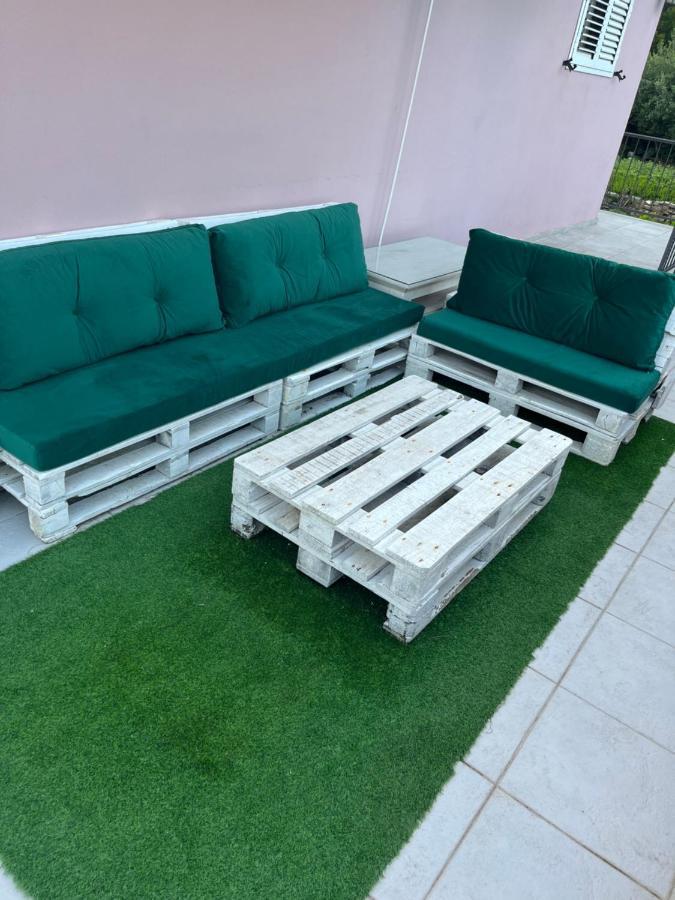Apartman Iskra Apartment Bijela Bagian luar foto