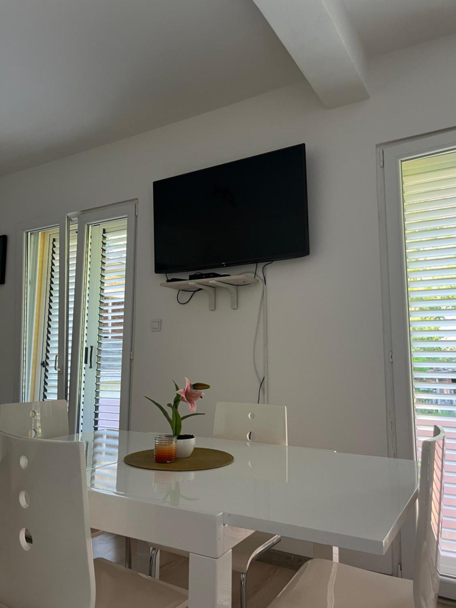Apartman Iskra Apartment Bijela Bagian luar foto