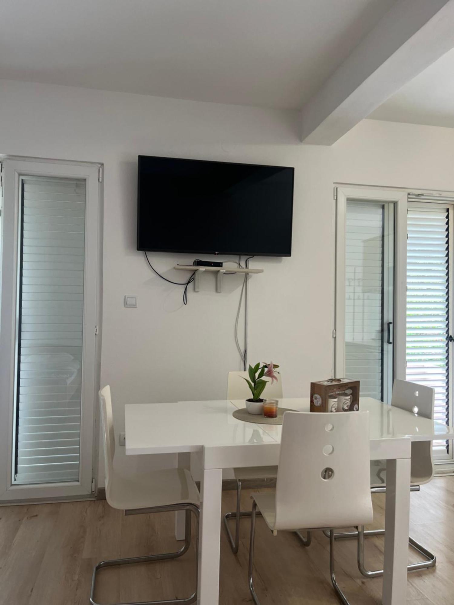 Apartman Iskra Apartment Bijela Bagian luar foto