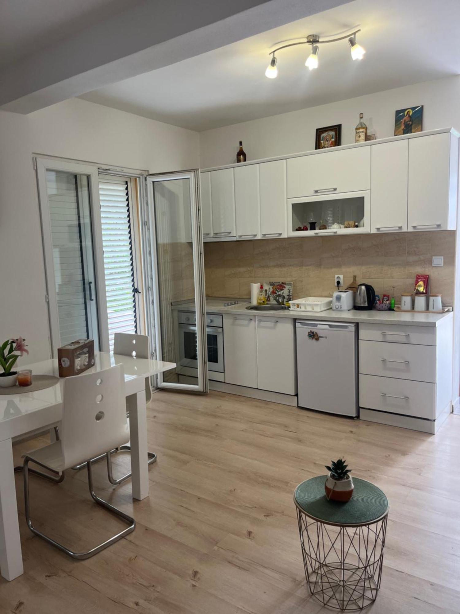 Apartman Iskra Apartment Bijela Bagian luar foto
