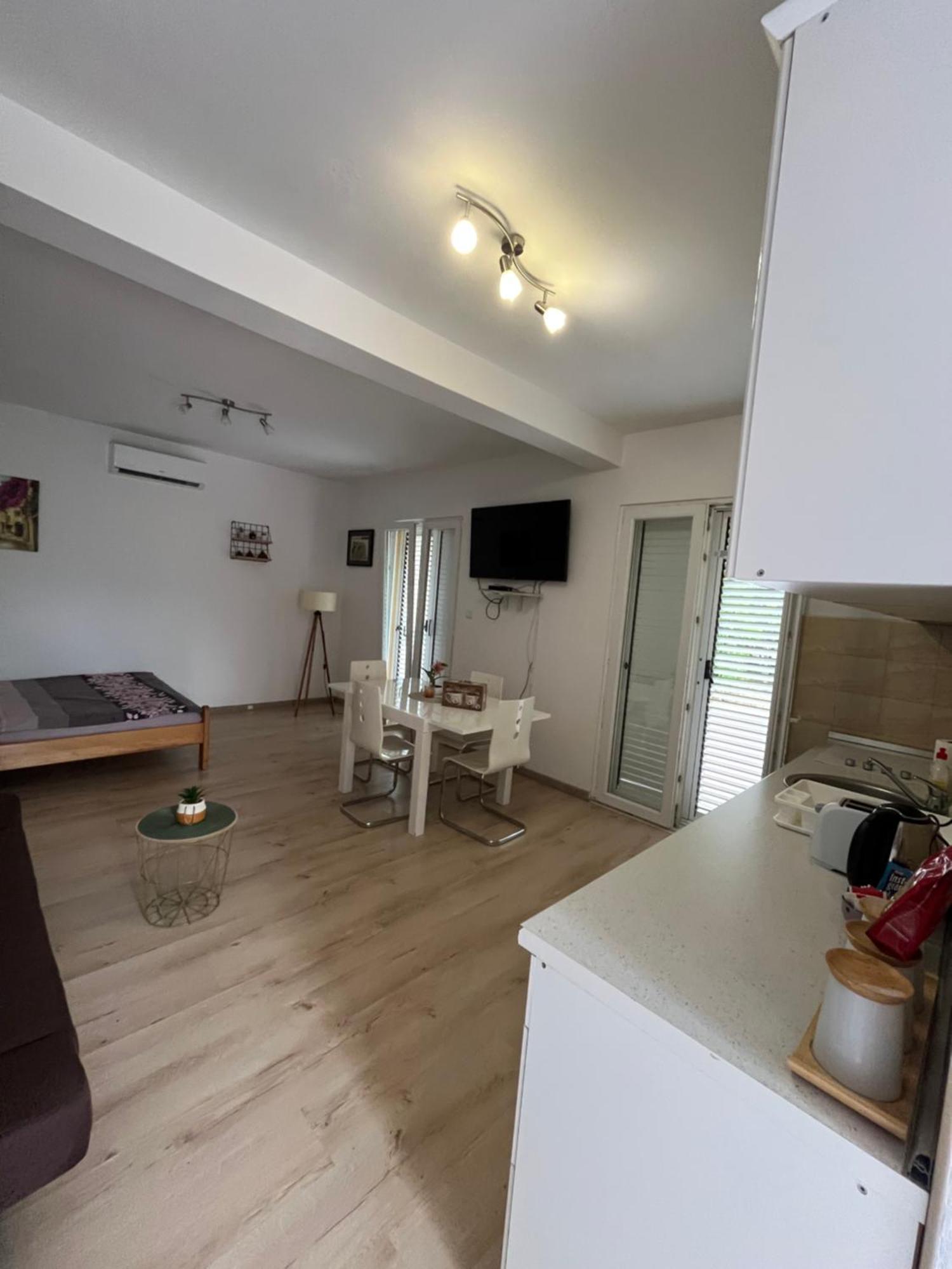 Apartman Iskra Apartment Bijela Bagian luar foto