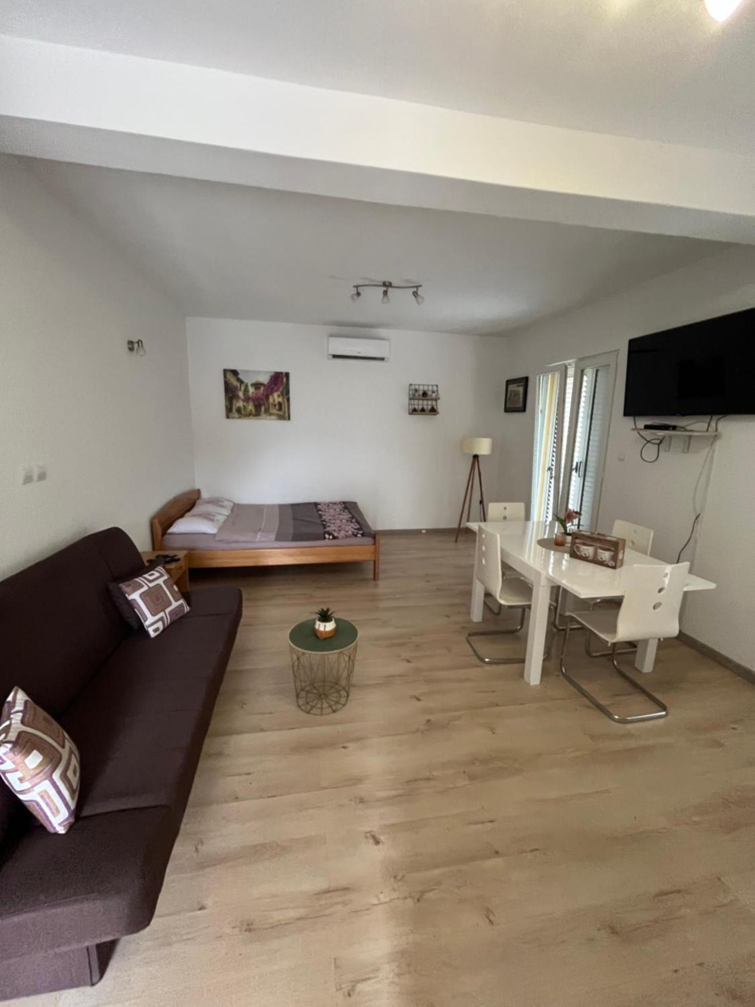 Apartman Iskra Apartment Bijela Bagian luar foto
